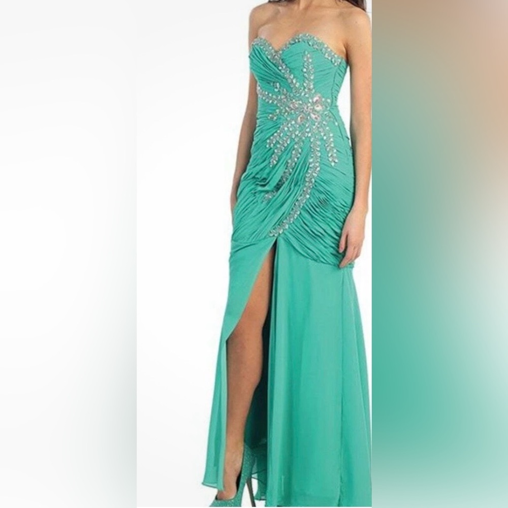 Elegant Green Evening Gown Sz20. NWT